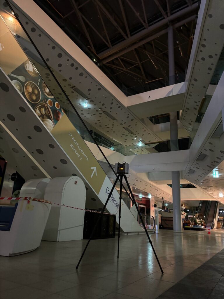 Scan 3d centre commercial confluence lyon relevé laser galerie marchande intérieur.